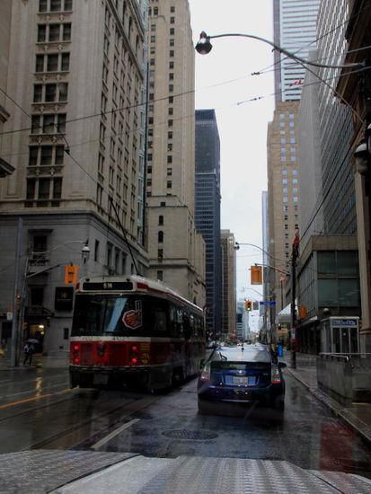 Trams auch noch... - dazu jede Menge Ampeln und am rechten Strassenrand parkierte Autos...