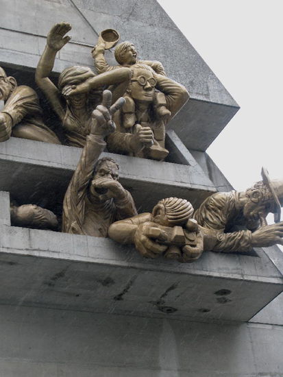 Während andere lebhaft zuschauen...