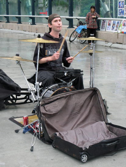 Er beklopft sein Schlagzeug im strömenden Regen...