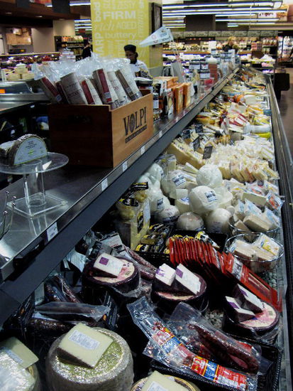 Blick auf einen Teil der Käseabteilung...; Schweizer Käse ist nicht dabei...