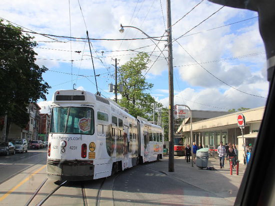 Das Tram darf rechts bei Haltestellen nicht überholt werden...