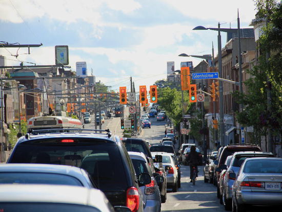 Beim zweiten finden wir den ersehnten Stellplatz...; müde, aber zufrieden wird aufgestellt und schon lädt uns ein Kanadier zum Stelldichein am Feuer ein...; sie schwärmen von Leomobil und können sich kaum vorstellen, dass wir darin wohnen...