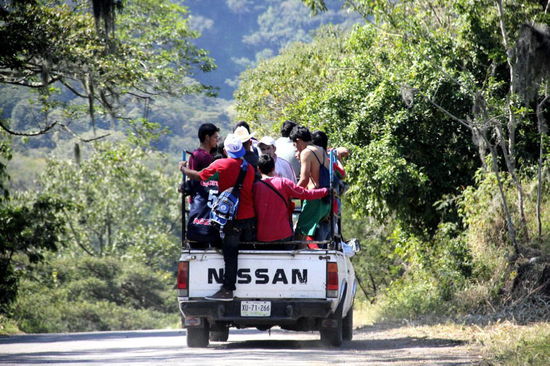---was die Lebensfreude kaum schmälert...; im Bild eine heimkehrende Fussballmannschaft...; gewonnen...?