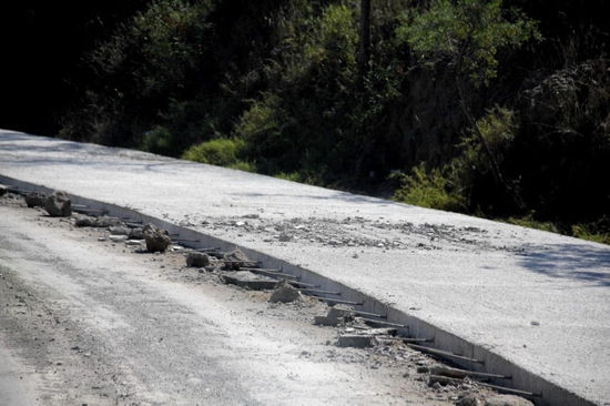 Die schlimmsten Stellen sind bereits in Reparatur....; eine neue Betonstrasse wird hochgezogen....