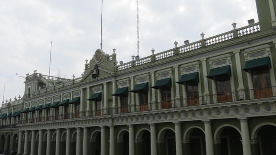 Stadtbummel in Xalapa...; hier das Regierungsgebäude...