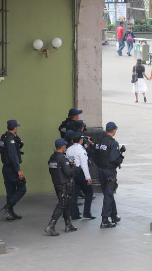 Die Polizei sorgt für Ordnung...?