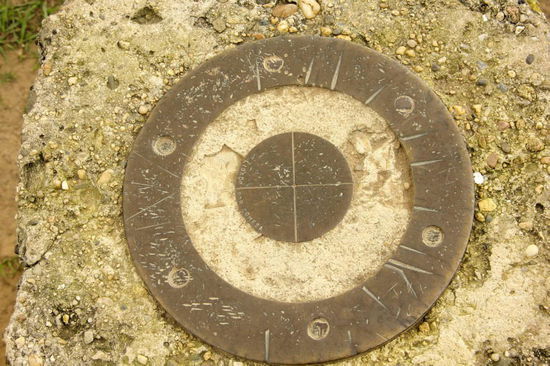 Auf der Pyramide hat man bei gutem Wetter eine tolle Fernsicht...; diese Inschrift befindet sich auf der flachen Anhöhe...