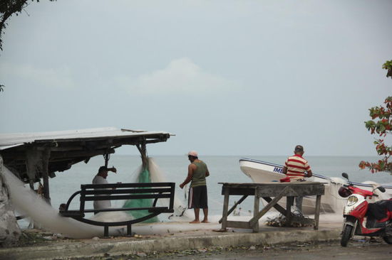 Die Fischer bereiten ihre Netze fürs abendliche Auslaufen vor...