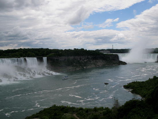Links die kanadischen, rechts die US-amerikanischen Niagarafälle...