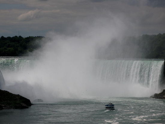 Die amerikanische Seite... mit den Booten wird bis ans stiebende Wasser gefahren - freiwillige Dusche... (ohne mich!)