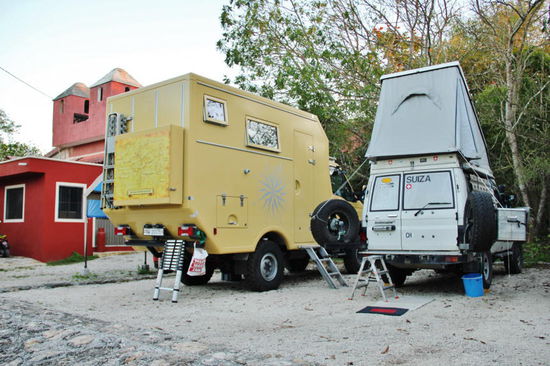 Stehen seit langer Zeit wieder beieinander - s'Heimetli und Leomobil...