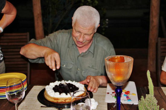 Ein gelungenes Geburtstagsfest - nochmals alles Gute und gute Reise! Dass die Feier ziemlich lange dauerte, muss ich wohl nicht speziell erwähnen! 
Die Küche war hervorragend und die vielen Getränke edel...