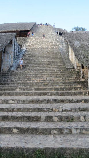 Vorsicht Stufen - hinauf zur Akropolis....