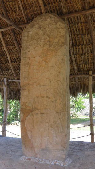 Eine Stele, wunderbar behauen...