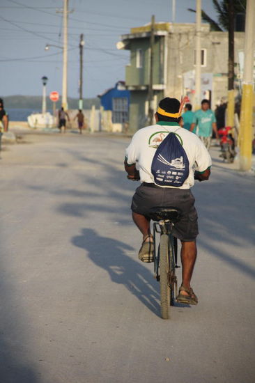 Filiberto zeigt uns den Weg hinaus zu einem schönen, ruhigen Platz, wo, wir übernachten können...; das natürlich fast ohne Hintergedanken...; flugs verkauft er uns eine Bootsfahrt für morgen - hinaus in die Lagune...