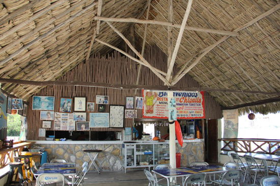 In Rodolfo's Restaurant, wir sind ganz alleine hier, gibt es nun ein kleines Frühstück...