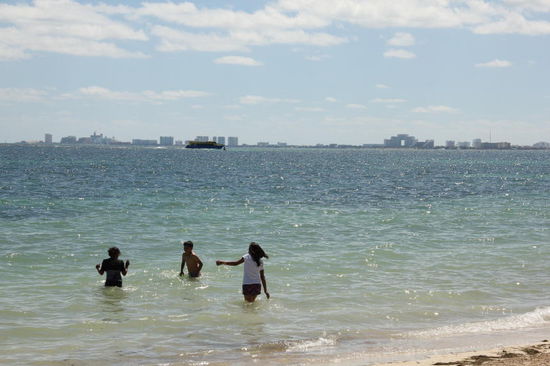 Im Hintergrund die "Zona Hotelera"...; Cancun verlassen wir mit gemischten Gefühlen - vor knapp einem Jahr hätten wir bei unserm 1. Besuch hier - knapp das Mietauto in den Seen auf den Strassen anlässlich des Sturmtiefs "Barbara" versenkt...
Mehr über unsern 1. Besuch in Cancun]