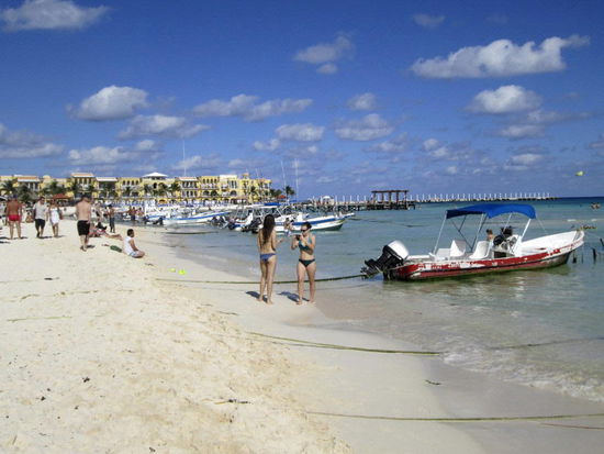 Playa del Carmen ist eine typische Touristenhochburg...; wir halten kurz an und gehen was essen...; kurzer Stadt- und Strandrundgang - das war's...!