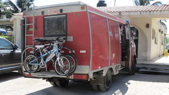 Hier drin wohnt eine französische Familie - 2 Erwachsene und 4 Kinder...;
Unterricht gibt es im Auto, das ist im französischen Schulsystem möglich, die Lehrmittel werden periodisch nachgesendet...; sie reservieren gleich unsern Platz, da wir morgen wieder weiterfahren...