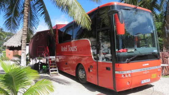 Und da wäre noch der grosse Bruder... - Rotel Tours...! Wir verstehen uns gut mit dem Busfahrer, tauschen Informationen aus und dürfen auch den Bus besichtigen, da die Gruppe ausgewechselt wird...! Übrigens - Kompliment an die Organisation - der Gruppentausch nachts geht sehr leise vor sich - es wird sehr viel Rücksicht genommen auf die restlichen Camper...! Kompliment unsererseits!