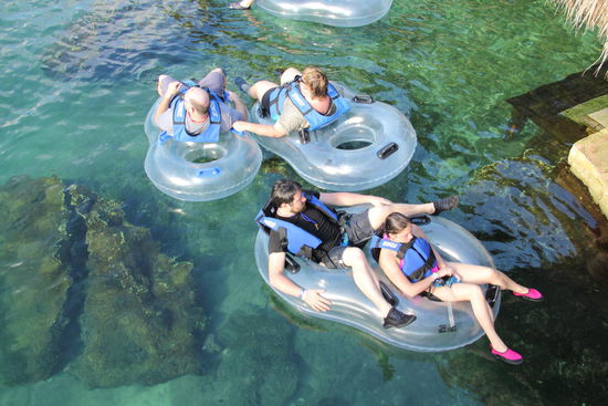 ...und so wird der Fluss auch genutzt...! Die Leute wollen ihren Spass haben...