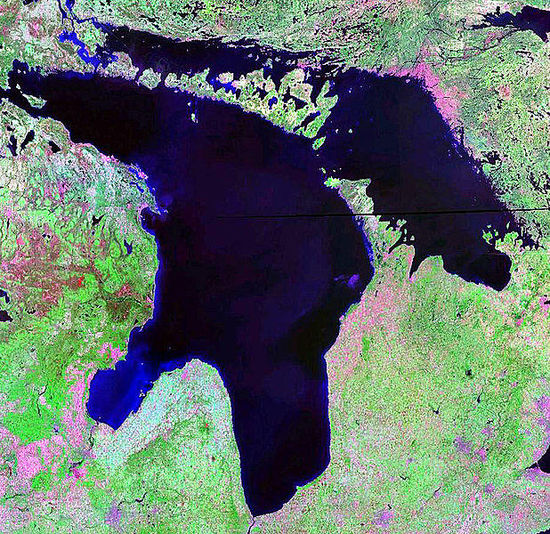 Ein NASA Bilddes Lake Huron... Der Huronsee ist das zentrale Bindeglied der Großen Seen. Er ist mit dem Michigansee verbunden und erhält Zuflüsse aus dem Oberen See und mehreren in ihn mündenden Flüssen. Der Abfluss erfolgt durch den St. Clair River in Richtung Eriesee und weiter zum Ontariosee.