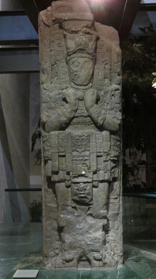 Verschiedenen Stelen aus der Ruine Copán...
Als Stele wird seit der griechischen Antike primär ein hoher, freistehender Pfeiler bezeichnet...