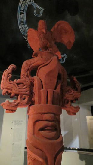 Diese Skulptur erstreckt sich über 3 Stockwerke...