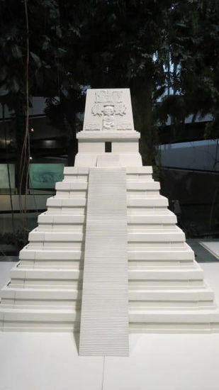 Das Modell der Ruine Tikal zeigt, wie hoch die Baukunst der Mayavölker damals war...; und wenn man bedenkt, mit welch einfachen Werkzeugen gearbeitet wurde...