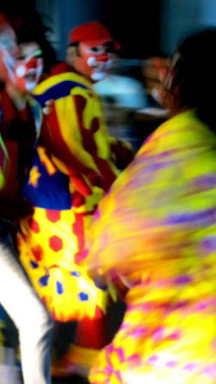 Bewegung...! Leider kann die sprudelnde Freude, der Rhythmus der Musik, das ganze Treiben mit Fotos nicht richtig widergegeben werden... - trotzdem...