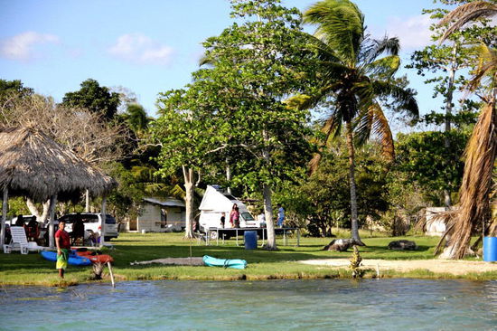 Die Lagune ist ein beliebtes Naherholungsgebiet...; die Küche ist hervorragend und die "Cerveza" schön kühl...