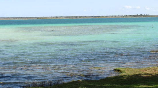 Die Lagune zeigt sich in sieben herrlichen Blautönen...