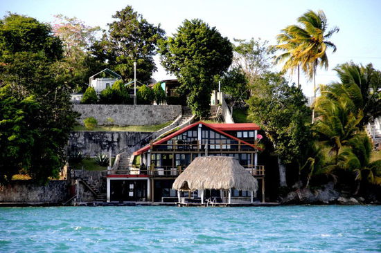 ...und viele schöne Häuser säumen den Uferrand...