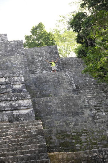 Beim Abstieg muss man höllisch aufpassen, da die Tritte ungleich sind...; akute Sturzgefahr...