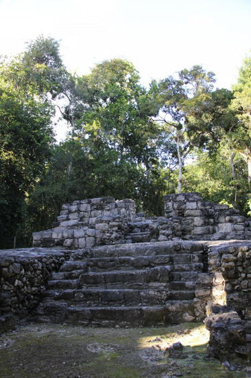 Bevor wir zum Ausgang zurückkehren, besuchen wir eine letzte Ruine...
Übernachten dürfen wir auf dem Parkplatz des Museums...!