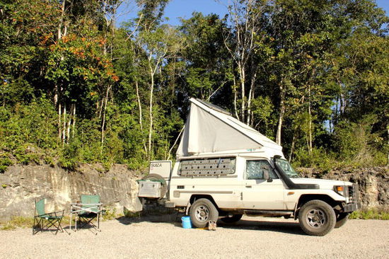 Am Morgen - zeitig aufstehen ist kein Problem, wir werden durch Vögel und Brüllaffen geweckt...; frühstücken und Leomobil reisefertig machen...