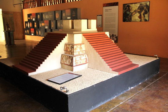 Eine Ansicht eines Tempels im Modell mit den entsprechenden Malereien...