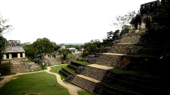 Wir begeben uns zu einer andern Tempelgruppe...; rechts im Bild der Tempel des Kreuzes, links der Sonnentempel und dazwischen der Tempel XIV...