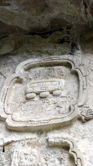 Verzierungen resp. Inschriften in der Mayaschrift am Tempel...