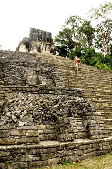 Hinauf zum Tempel des Kreuzes, dem Gott G-1 der Triade von Palenque geweiht...; über der dritten Terrasse des Unterhauses befanden sich Räume mit Gräbern von Adligen...; auf der Westseite wurde eine grosse Anzahl von Weihrauchgefässen mit Figuren gefunden...