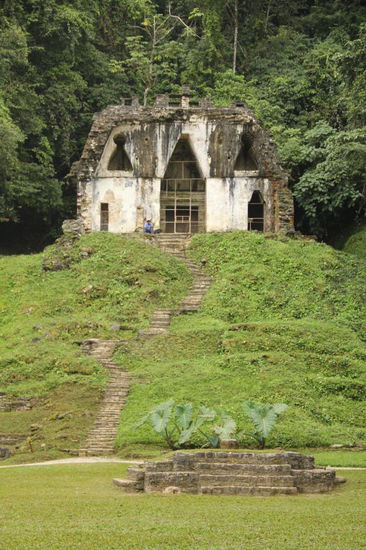 Der Tempel des Blätterkreuzes, dem Gott G II der Triade von Palenque...; er wird mit der Fruchtbarkeit in Zusammenhang gebracht...
