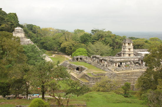 Wir wenden uns dem Hautpalast zu...