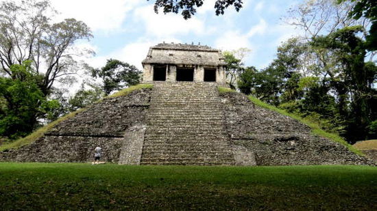 Wiederum Tempel: Im Bild der Tempel des Grafen...; der Name geht auf den Namen des Grafen von Waldeck zurück, welcher hier 2 Jahre gewohnt hatte...; erbaut wurde er von Pakal dem II. ...