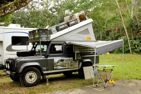Die Beiden sind mit einem sehr schön ausgebauten Landrover unterwegs...