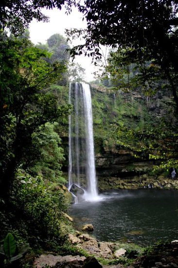 Nach rund 30 km biegen wir ab und fahren zur Cascada Misol Há...