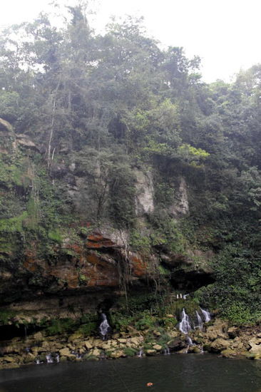 Die Umgebung ist neblig, wirkt fast ein wenig gespentisch...