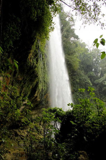 Was diesen Wasserfall speziell macht, ist der Umstand, dass man über einen Weg hinter das Wasser gehen kann...