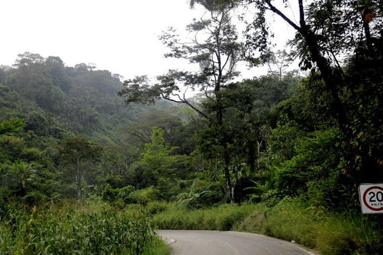 Leider bleibt uns nicht allzu viel Zeit, um bei diesem Wasserfall zu verweilen, aber wir haben noch ein gutes Stück Weg vor uns und die Strasse ist äusserst kurvenreich...