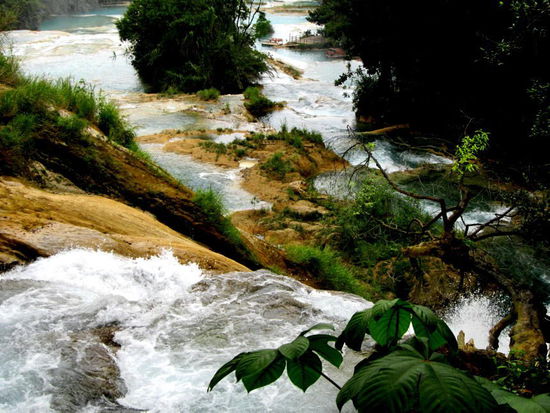 Über die Felsen donnern die Wassermassen...