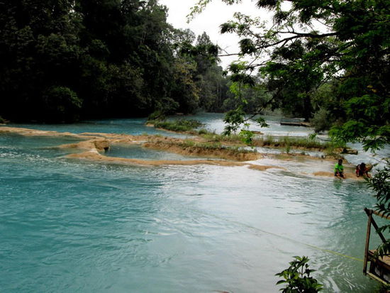 Glasklares Wasser, das seinem Namen alle Ehre macht - Agua Azul, das blaue Wasser...